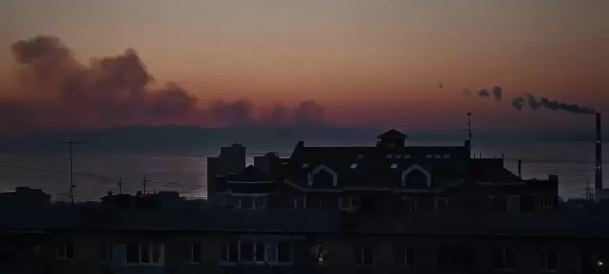 Мощный пожар полыхает недалеко от Владивостока