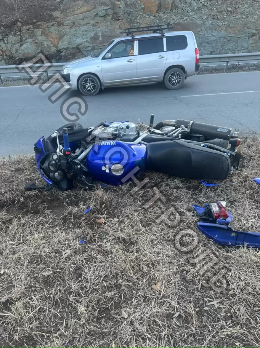 Мотоциклист влетел в Nissan Note на Русском острове