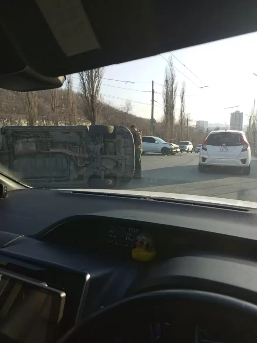 Автомобиль перевернулся во Владивостоке