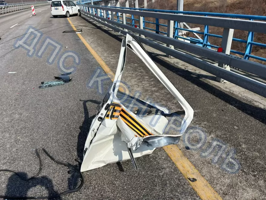 "Дверь начисто снесло": водитель "Хонды" устроил жесткое ДТП на Русском мосту