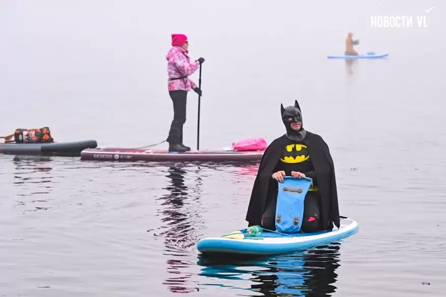 Десятки нарядных горожан вышли в море для "угона льдины" во Владивостоке