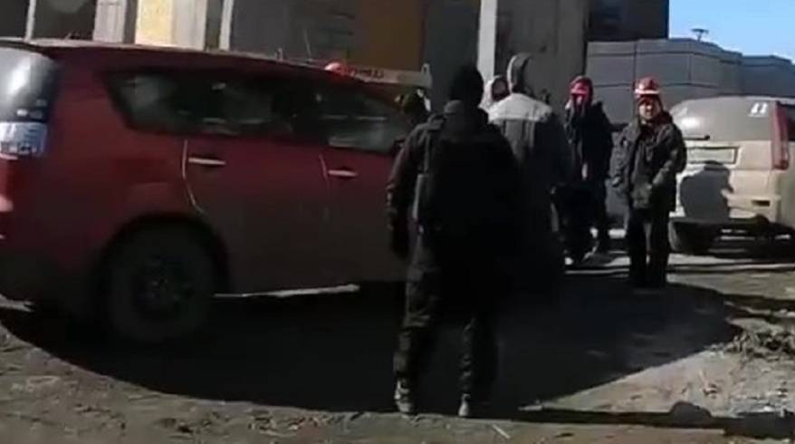 «Поступила информация»: силовики нагрянули на одну из строек во Владивостоке