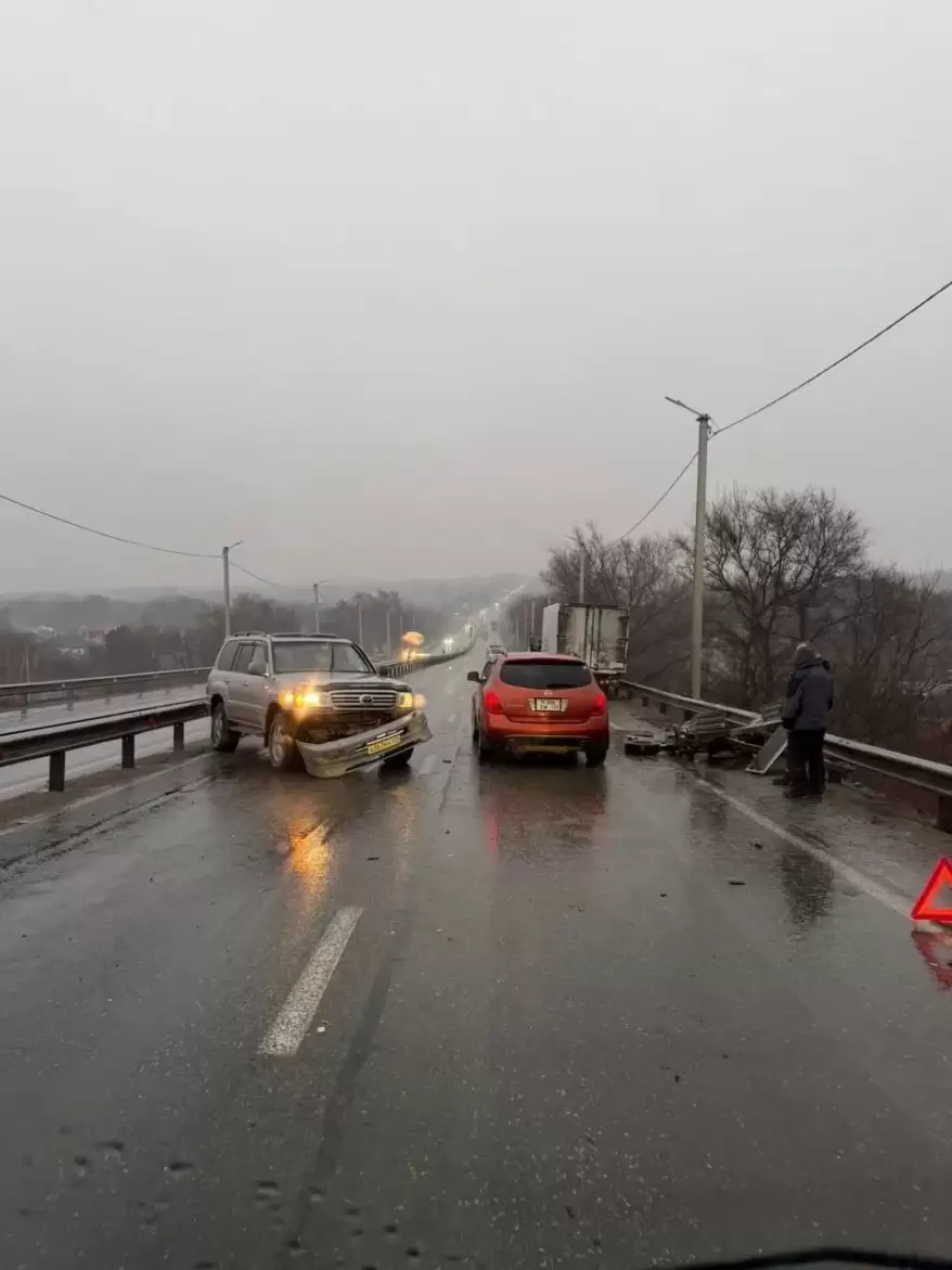 "Крутую тачку разворотил": "крузак" влетел в леера в Приморье