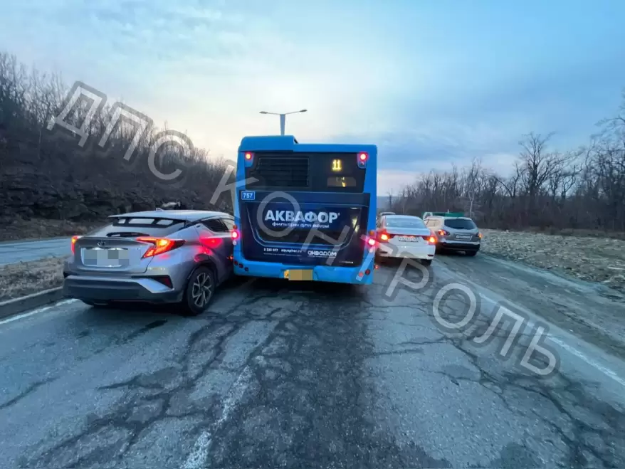 Двойное ДТП полностью заблокировало дорогу на Русском острове