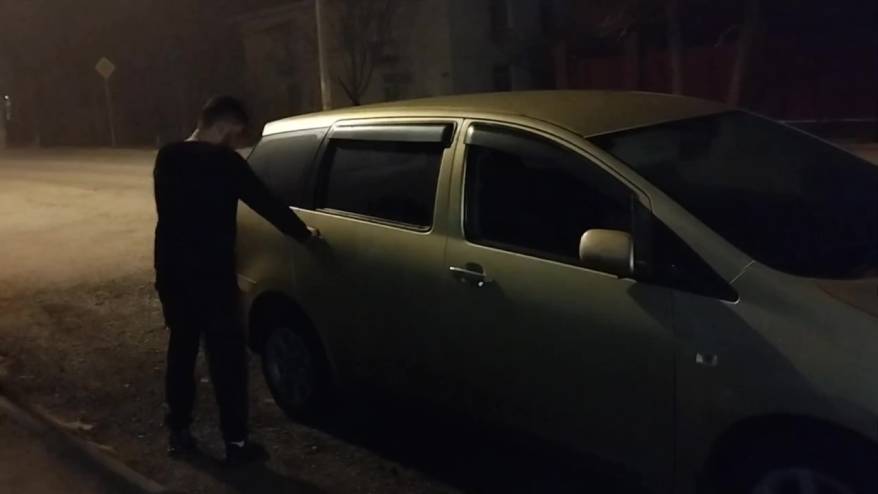 В Приморье мужчина устроил ночной дебош, пытаясь попасть в чужой автомобиль