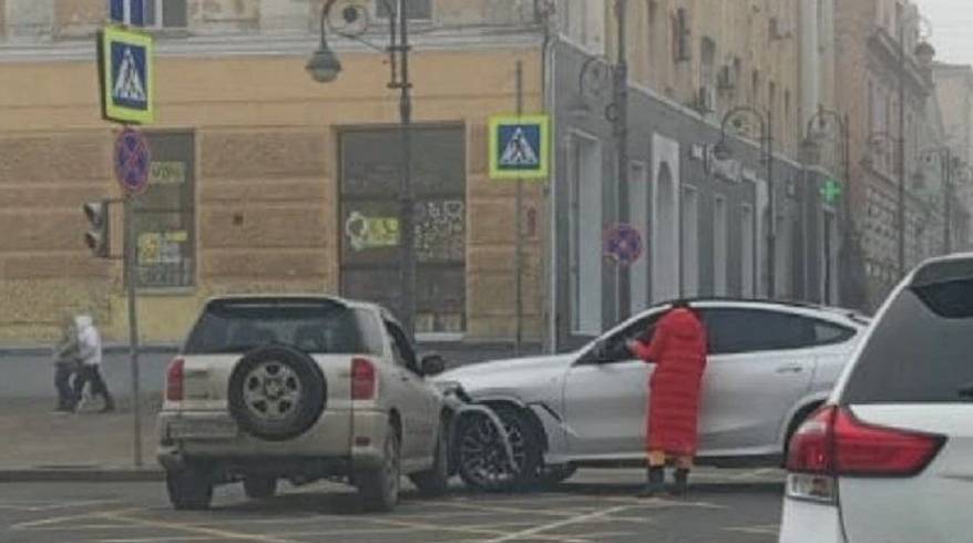 Пробку в центре Владивостока спровоцировало столкновение двух авто