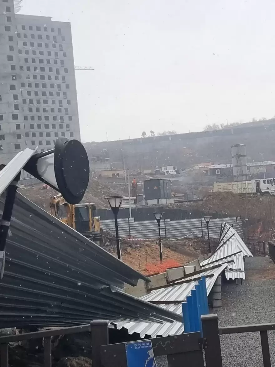 Во Владивостоке рухнуло ограждение возле стройки