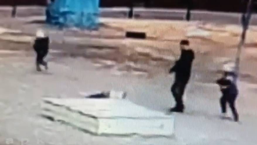 «Зачем он так, там же дети»: инцидент на детской площадке в Приморье