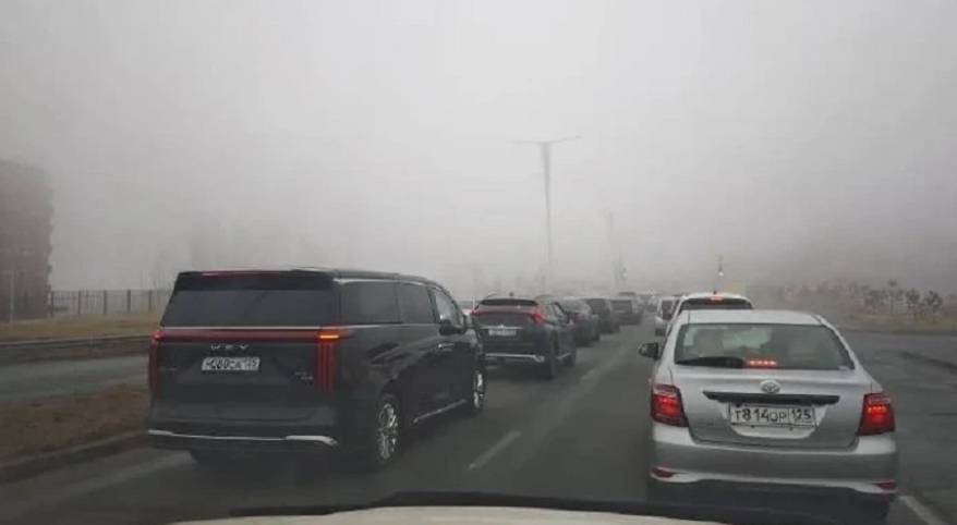 Огромная пробка растянулась на Русском острове