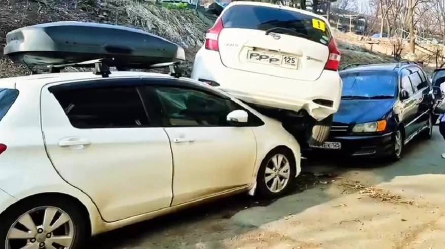 Nissan слетел с косогора на припаркованные авто во Владивостоке