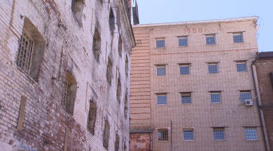 "Сиделец" показывал запрещенные "картинки" на своем теле в бане СИЗО и был наказан