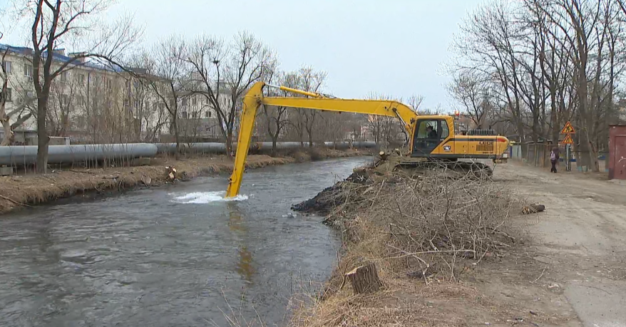 Во Владивостоке чистят русло реки Объяснения