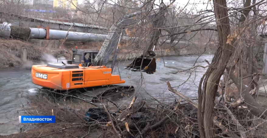 Во Владивостоке началась расчистка русла реки Объяснения: что нашли на дне?