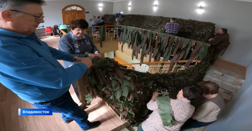 Во Владивостоке волонтеры плетут сети для отправки бойцам в зону СВО