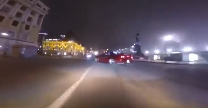 Полиция разыскивает гонщиков, устроивших опасные маневры в центре Владивостока