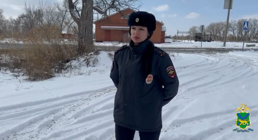 Женская солидарность: лейтенант полиции пришла на помощь автолюбительнице в Приморье