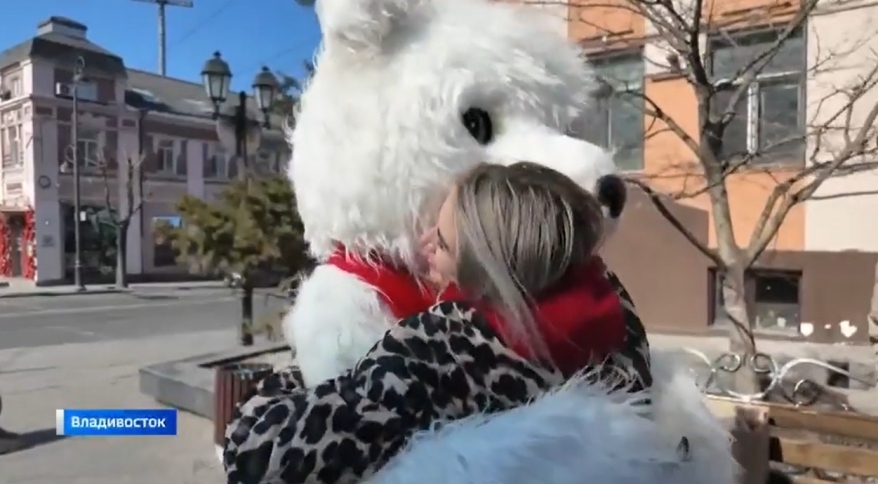 Цветы от Белого Мишки: необычную акцию устроила компания "Подряд" во Владивостоке