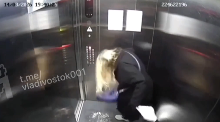 Дико орет и ломится в двери: буйная дама устроила "веселую" жизнь соседям во Владивостоке
