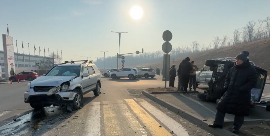 Жесткое ДТП на Русском острове: кроссовер выбил мини-джип с трассы