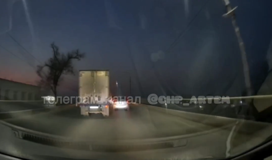 В Приморье обиженный водитель грузовика пошел на таран авто