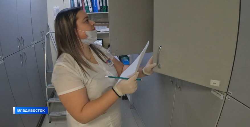 Двери рухнули на девушку в одной из популярных аптек Владивостока