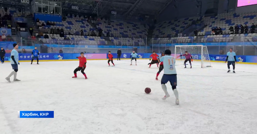 Приморцы взяли серебро на международных соревнованиях по футболу на снегу в Китае