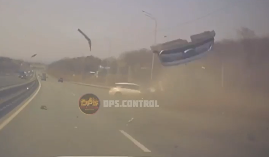 Момент жесткого ДТП в пригороде Владивостока попал на видео