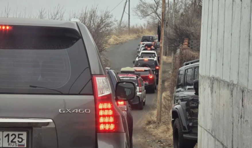 Традиционный "угон" льдины собрал громадную пробку во Владивостоке
