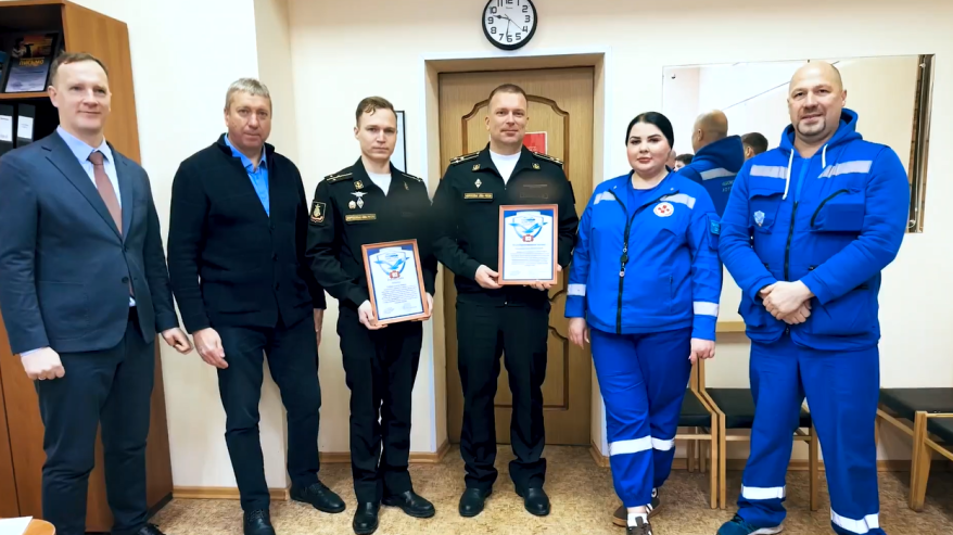 Во Владивостоке врачи скорой помощи поблагодарили военнослужащего, спасшего двух девушек