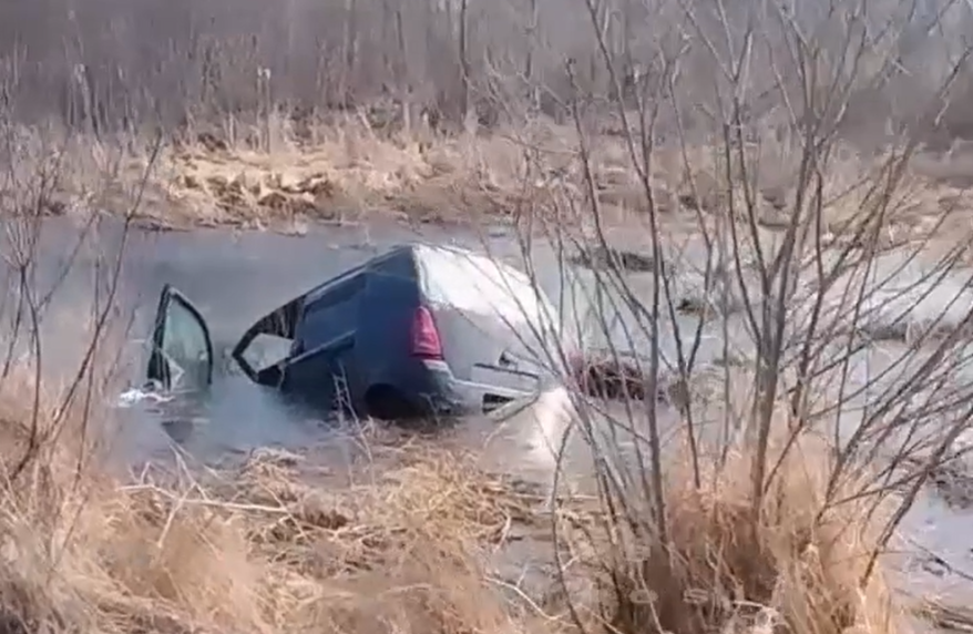 Утопленный автомобиль обнаружен в Приморье