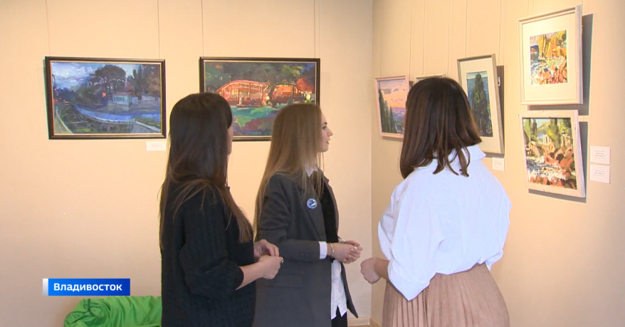 "Территория Солнца": выставка сразу трёх мастеров открылась в Приморской картинной галерее