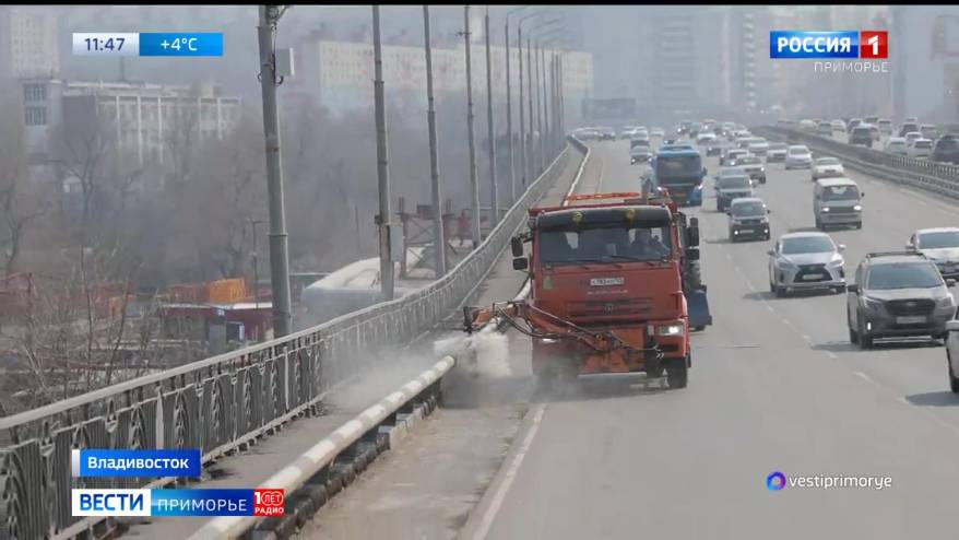 Во Владивостоке идёт активная уборка городских улиц.