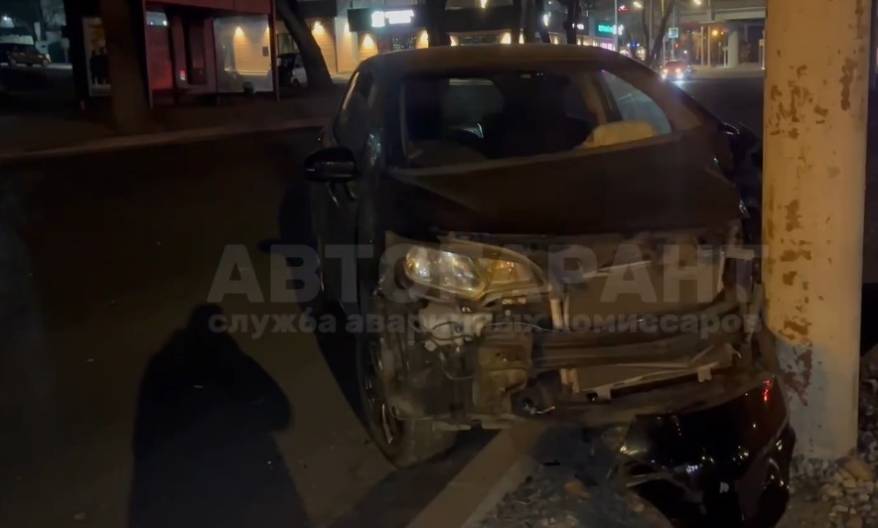Дама за рулем авто влетела в опору освещения во Владивостоке