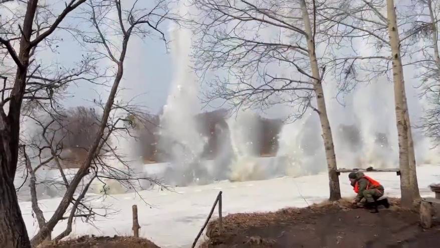 «Пришлось взрывать»: мост от разрушения спасли в Приморье