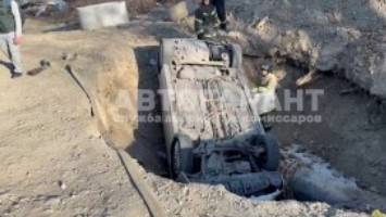 «Жесть, она жива?»: дама за рулем авто «улетела» в котлован во Владивостоке