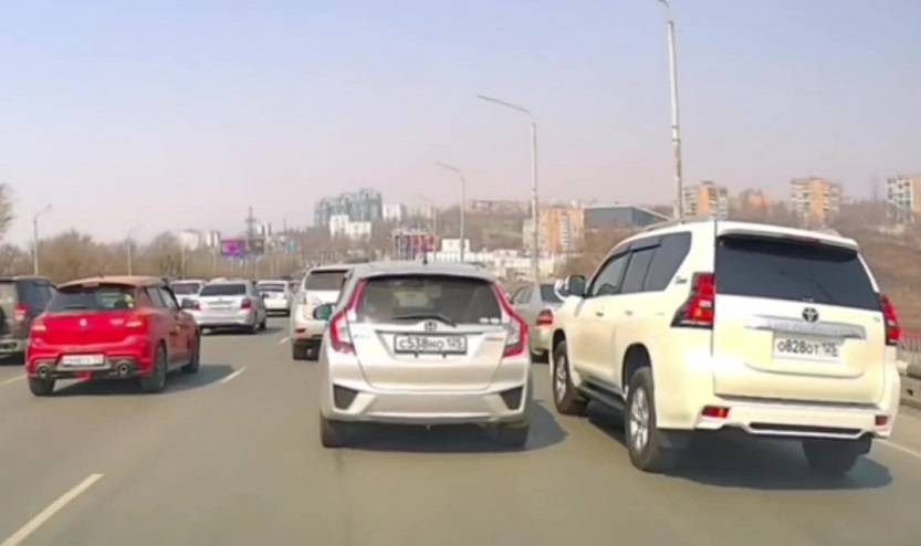 «Наглость высшего уровня» показал водитель Land Cruiser на дороге Владивостока
