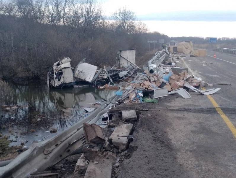 Фура рассыпалась в труху: дичайшее ДТП на трассе в Приморье