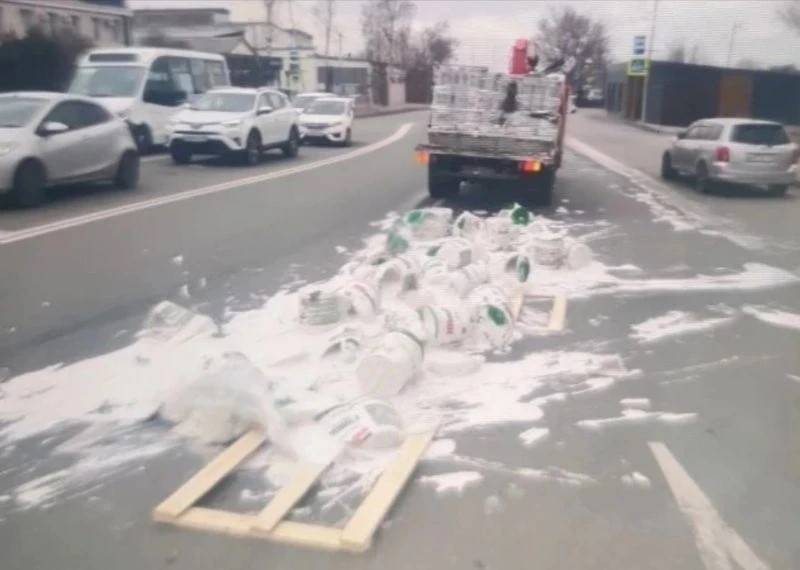 В Приморье водитель грузовика разбросал строительный материал по дороге