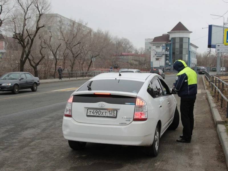 Повальные проверки на дорогах: во Владивостоке ищут мигрантов-нарушителей