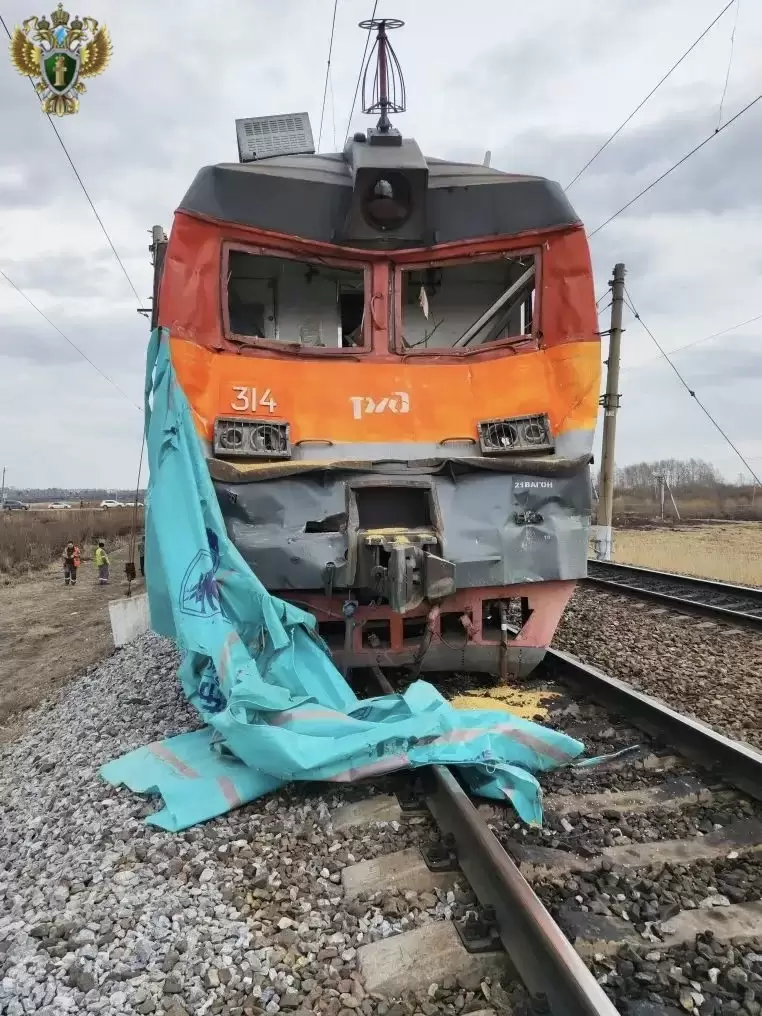 Поезд Владивосток-Москва столкнулся с грузовым автомобилем на станции Архара