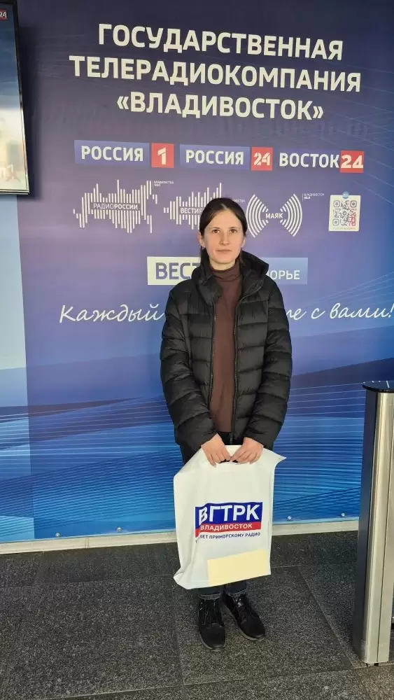 ГТРК «Владивосток» вручила приз победителю розыгрыша в честь 100-летия Приморского радио