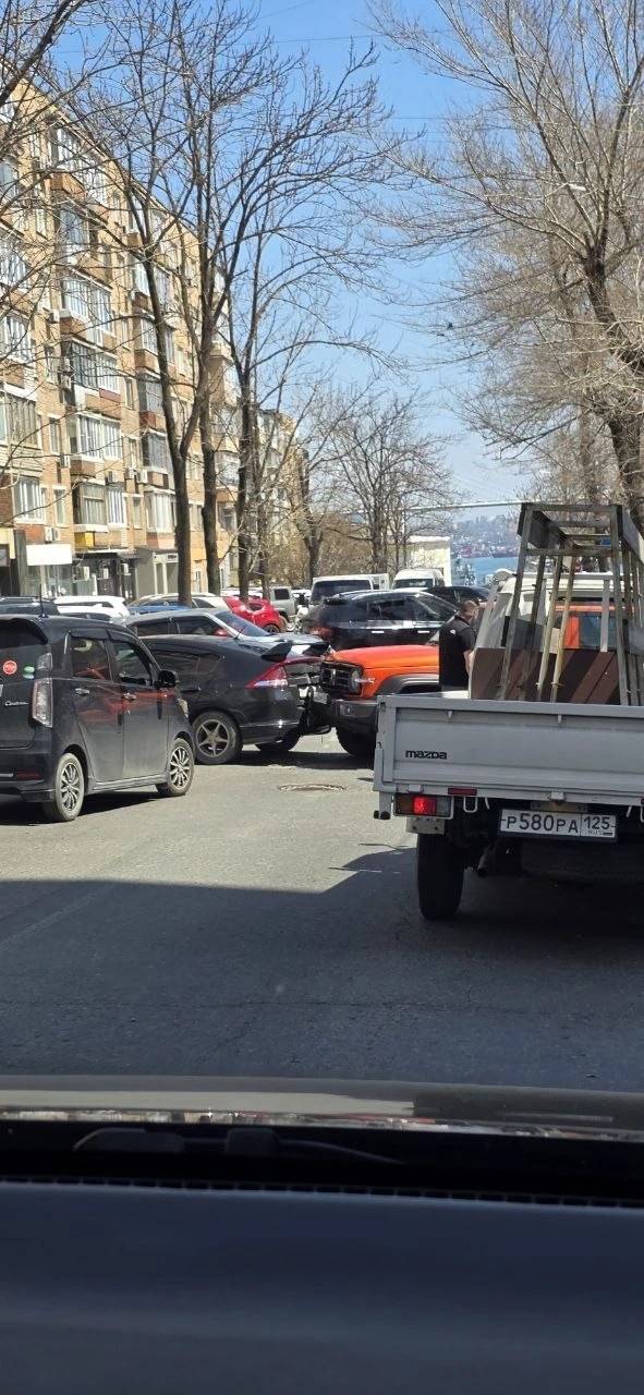 Проезда нет: "копеечное" ДТП привело к полному коллапсу в центре Владивостока
