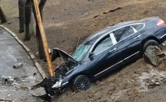 Авто на скорости пробило забор и влетело на территорию школы во Владивостоке