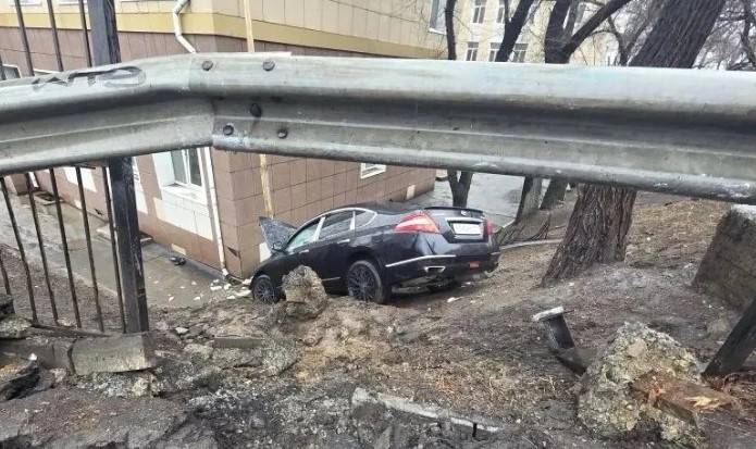 Авто влетело на территорию школы во Владивостоке: водителя разыскивают