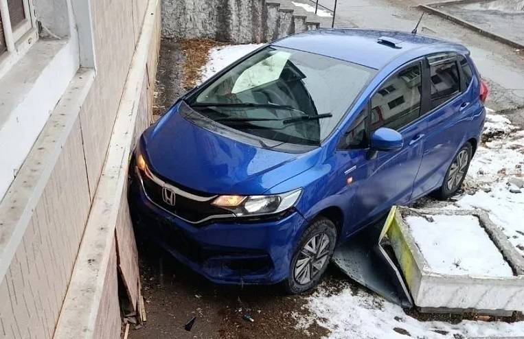В Приморье автомобиль влетел в фасад здания