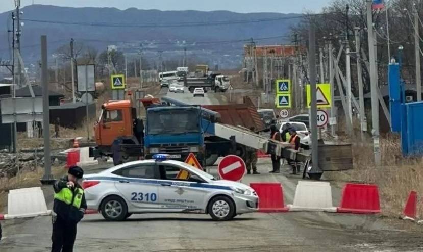 Участок дороги в Надеждинском районе перекрыли