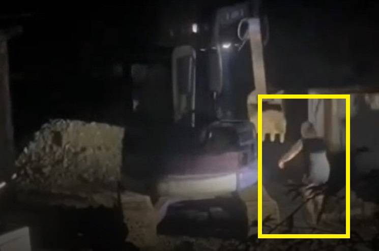 Жительница Приморья с палкой в руках вышла на бой с экскаватором