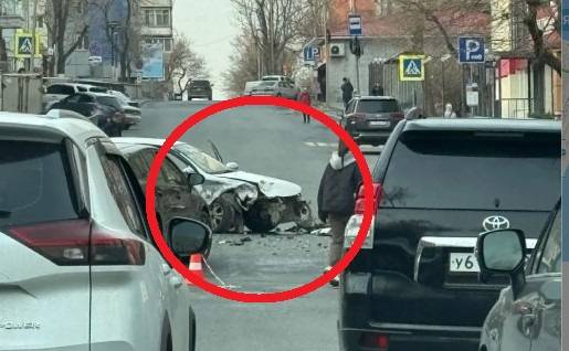 «Авто – в хлам»: ДТП заблокировало движение в центре Владивостока