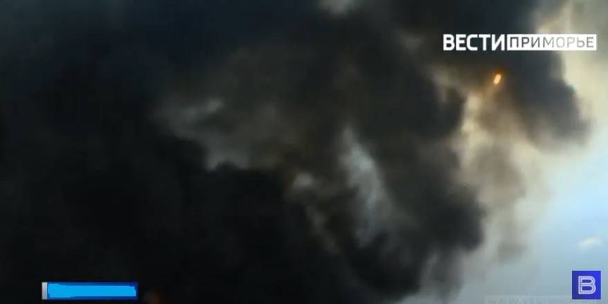 Во Владивостоке полыхает двухэтажное здание