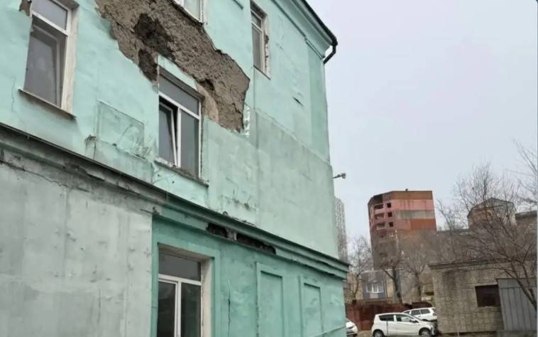 Фасад дома обрушился во Владивостоке